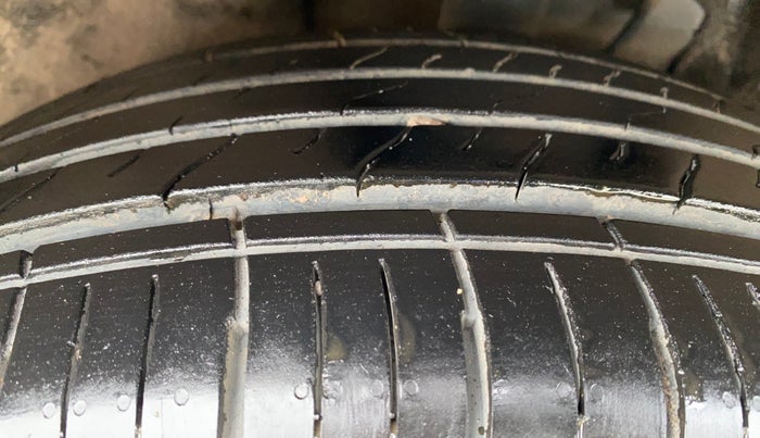 2022 Mahindra XUV700 AX 5 P MT 5 STR, Petrol, Manual, 69,318 km, Left Front Tyre Tread