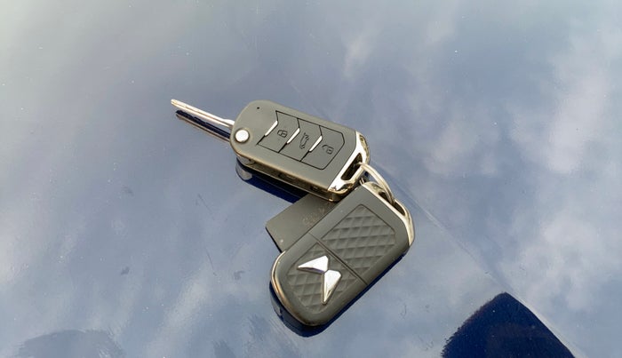 2022 Mahindra XUV700 AX 5 P MT 5 STR, Petrol, Manual, 69,318 km, Key Close Up