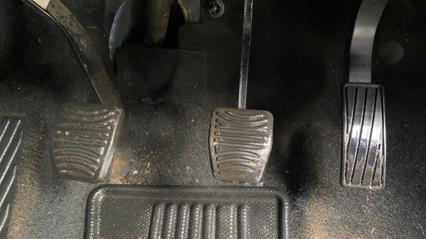 2022 Mahindra XUV700 AX 5 P MT 5 STR, Petrol, Manual, 69,318 km, Pedals