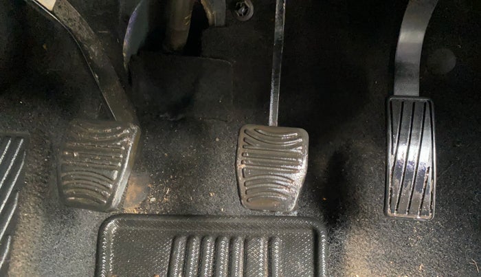 2022 Mahindra XUV700 AX 5 P MT 5 STR, Petrol, Manual, 69,318 km, Pedals