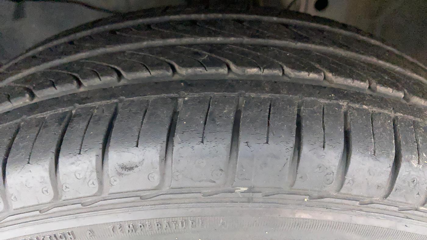 2017 Honda Jazz 1.2 V MT, Petrol, Manual, 15,086 km, Left Front Tyre Tread