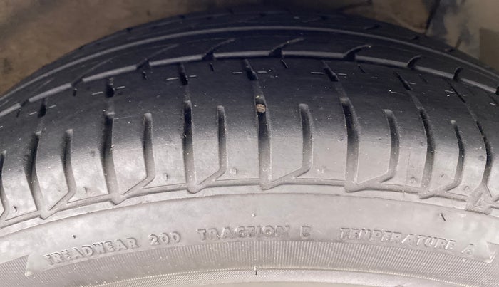 2016 Maruti Ciaz ZDI+ SHVS, Diesel, Manual, 99,178 km, Right Front Tyre Tread