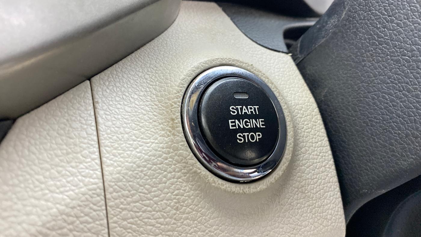 2019 Mahindra XUV300 W8 (O) 1.5 DIESEL AMT, Diesel, Automatic, 1,40,621 km, Keyless Start/ Stop Button