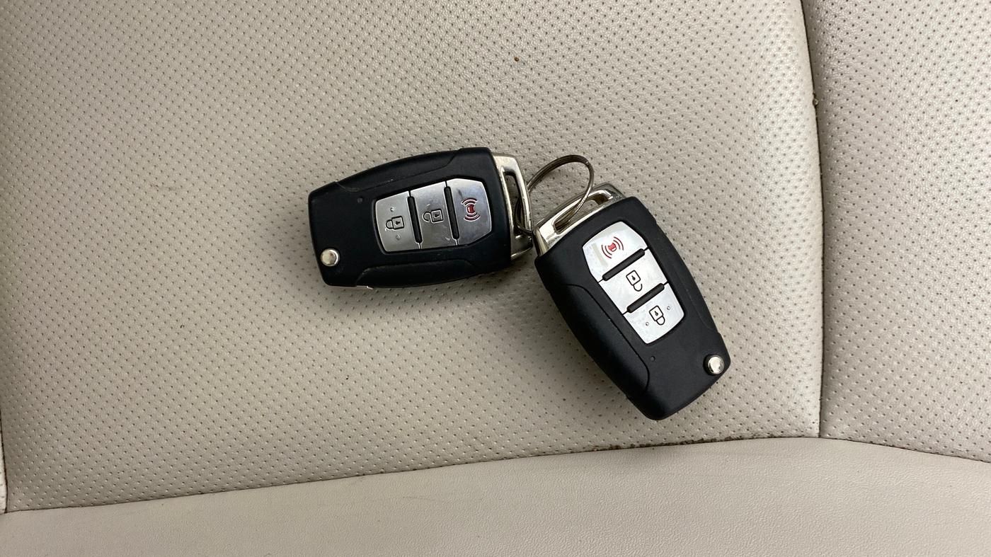 2019 Mahindra XUV300 W8 (O) 1.5 DIESEL AMT, Diesel, Automatic, 1,40,621 km, Key Close Up