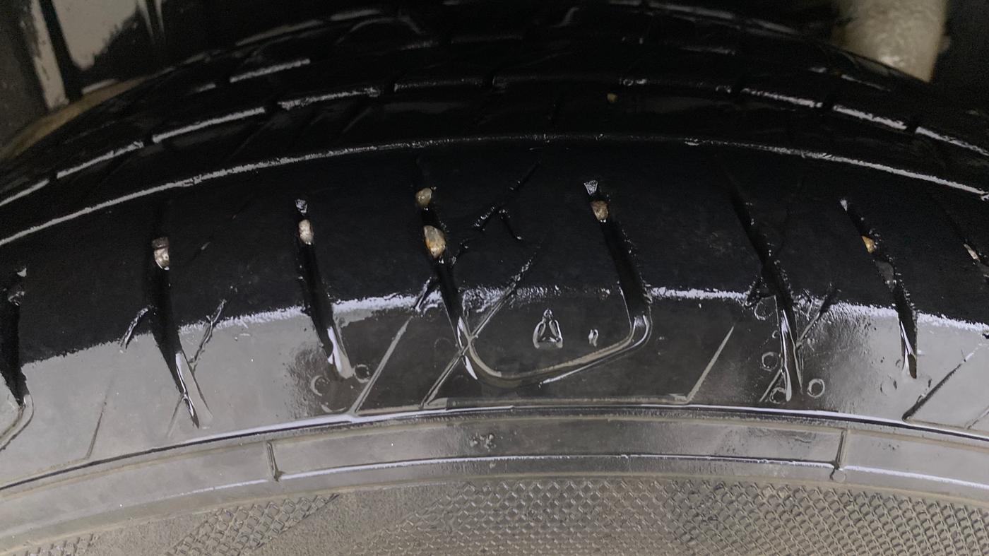 2019 Mahindra XUV300 W8 (O) 1.5 DIESEL AMT, Diesel, Automatic, 1,40,621 km, Right Rear Tyre Tread