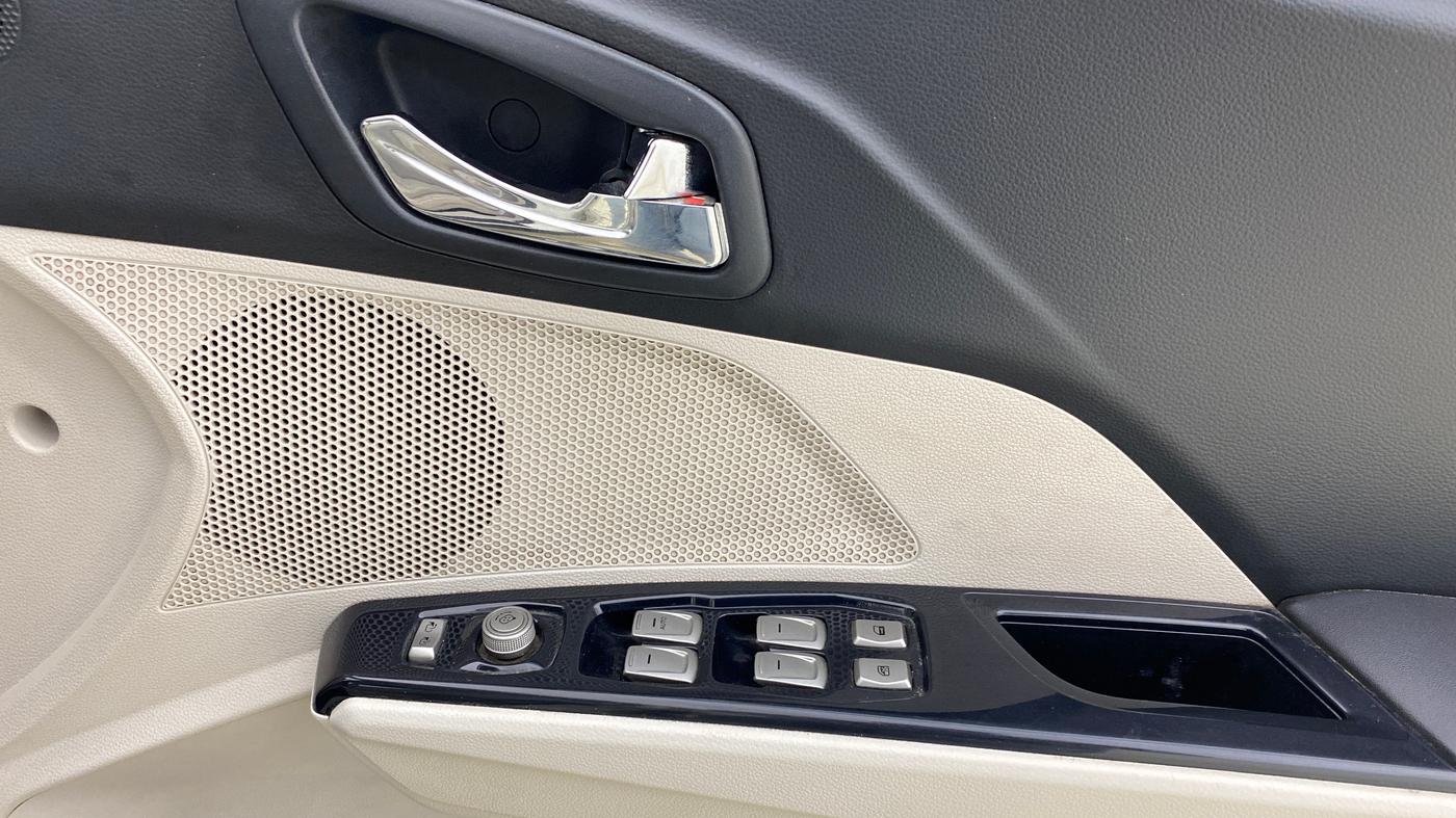 2019 Mahindra XUV300 W8 (O) 1.5 DIESEL AMT, Diesel, Automatic, 1,40,621 km, Driver Side Door Panels Control