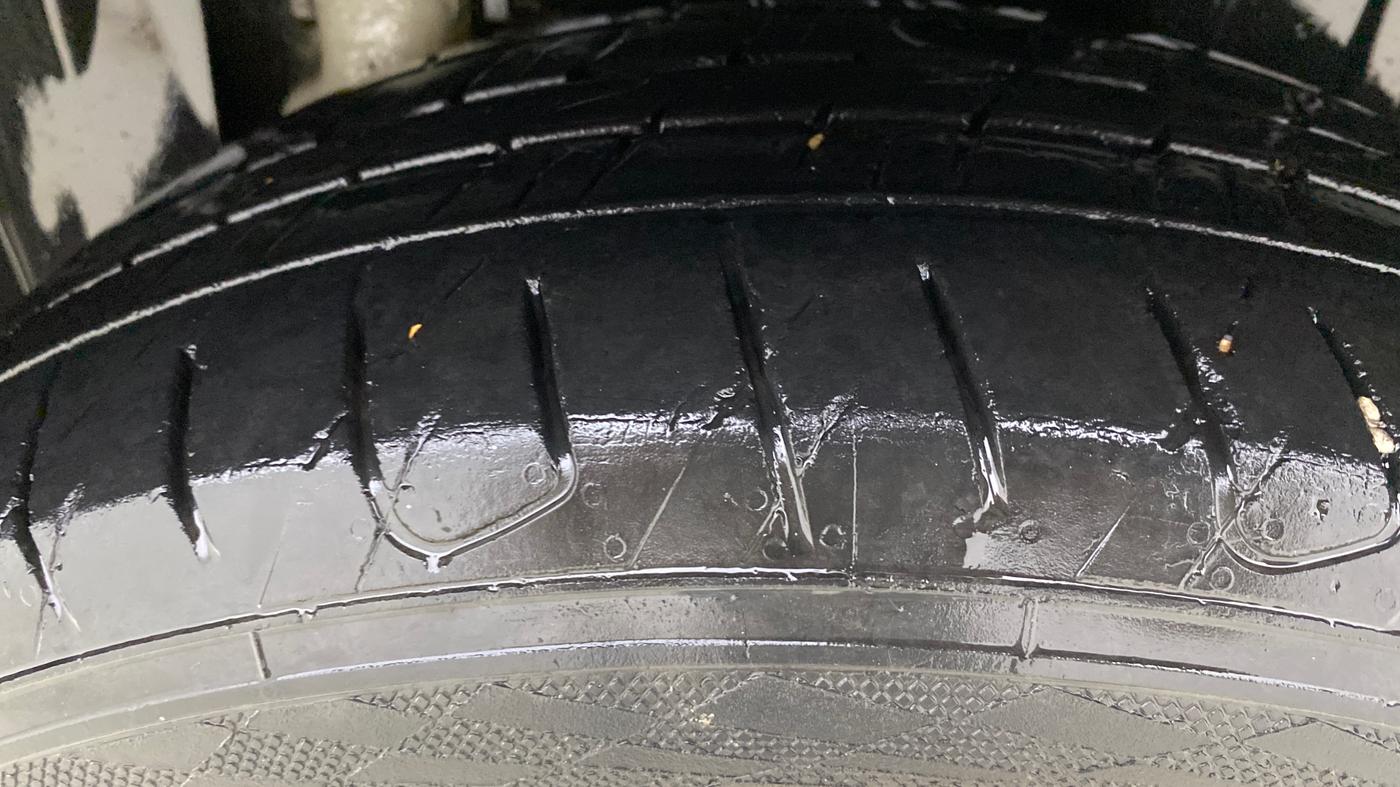 2019 Mahindra XUV300 W8 (O) 1.5 DIESEL AMT, Diesel, Automatic, 1,40,621 km, Left Rear Tyre Tread