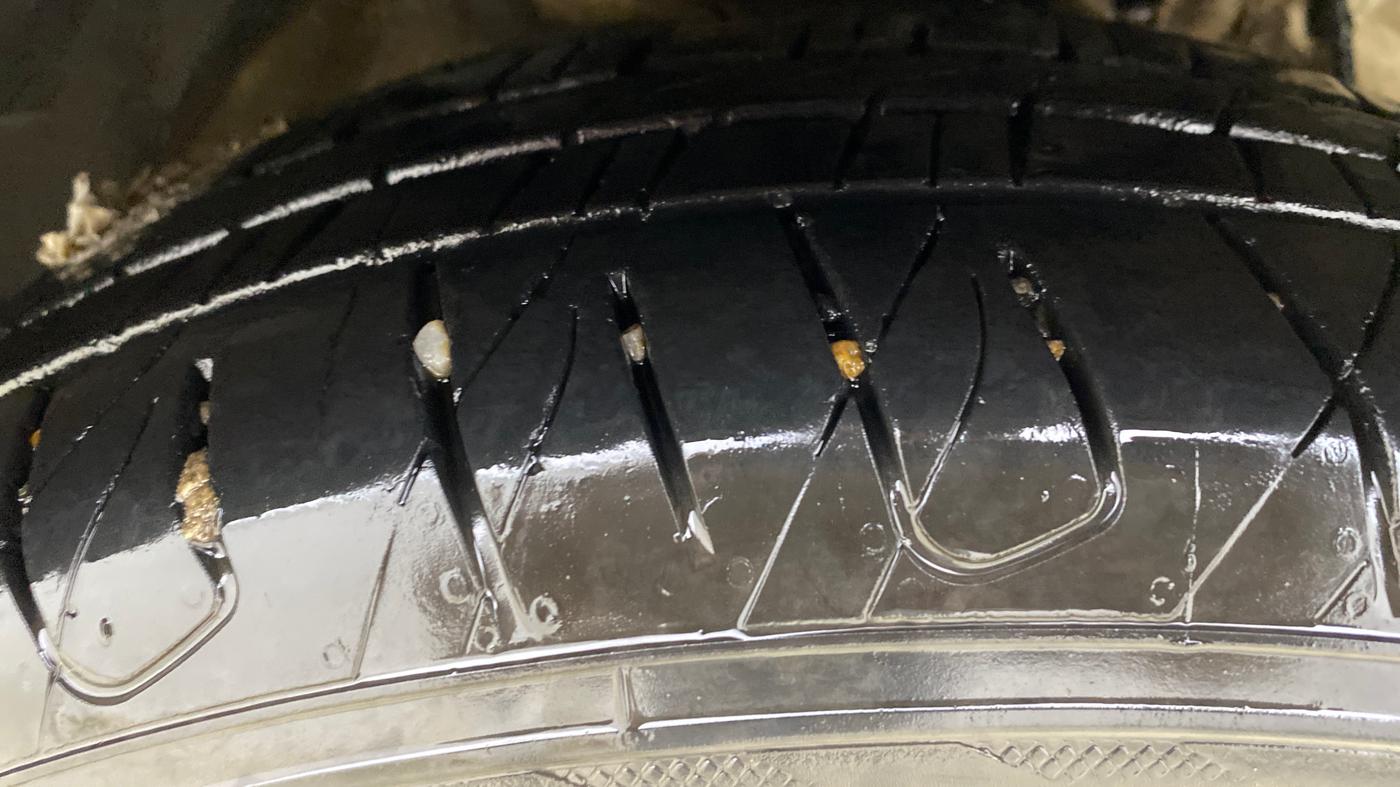 2019 Mahindra XUV300 W8 (O) 1.5 DIESEL AMT, Diesel, Automatic, 1,40,621 km, Right Front Tyre Tread