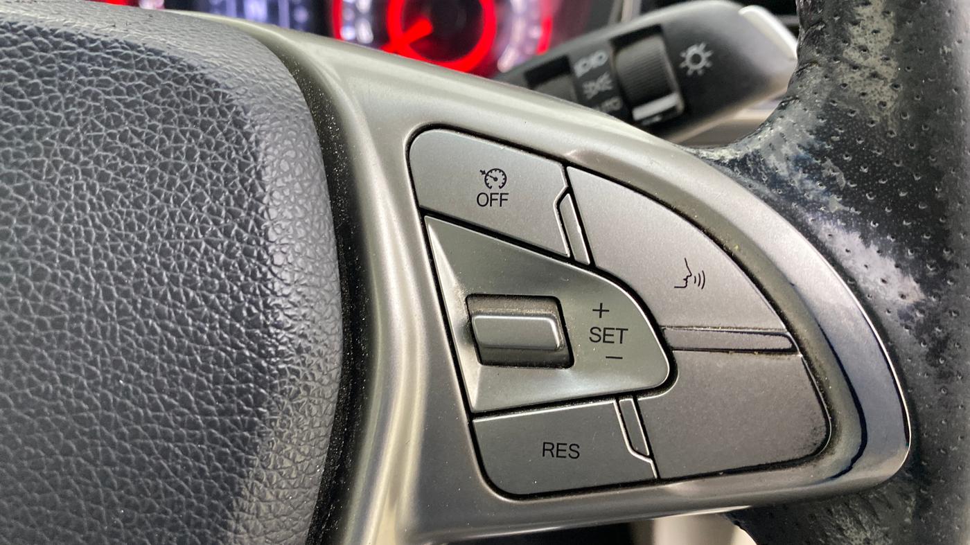 2019 Mahindra XUV300 W8 (O) 1.5 DIESEL AMT, Diesel, Automatic, 1,40,621 km, Adaptive Cruise Control