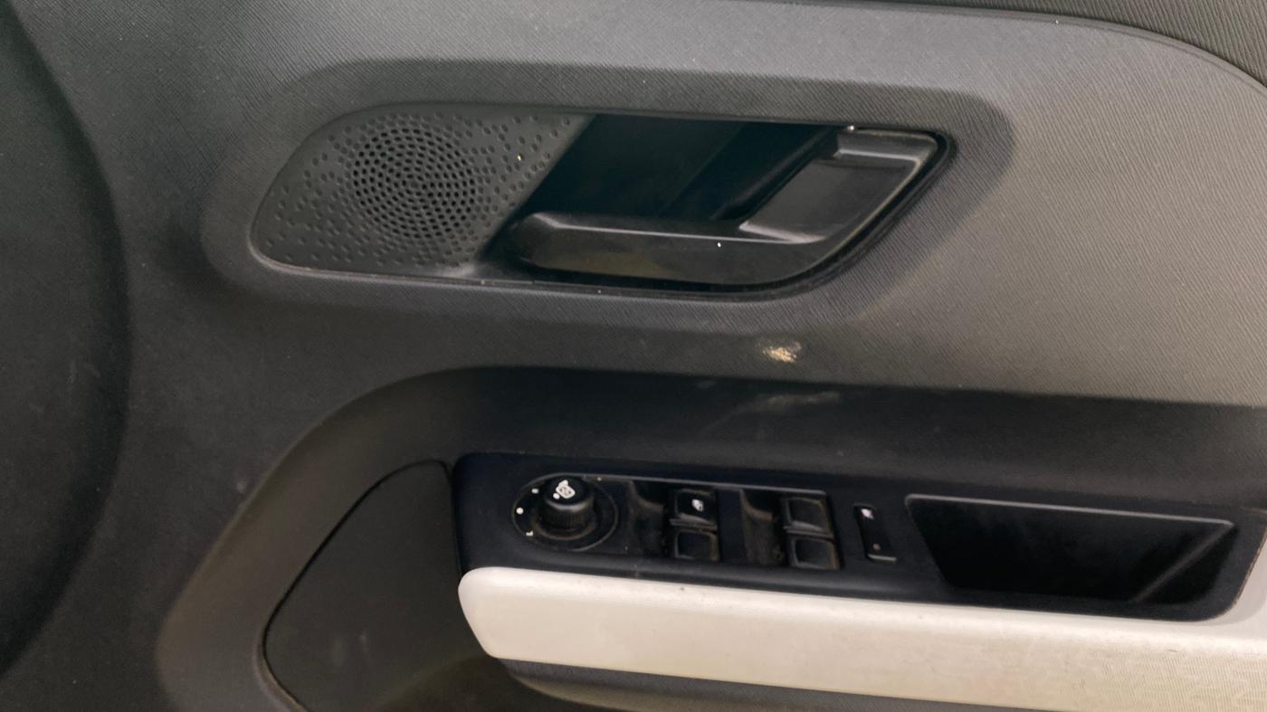 2023 Tata PUNCH ACCOMPLISHED MT, Petrol, Manual, 70,661 km, Driver Side Door Panels Control