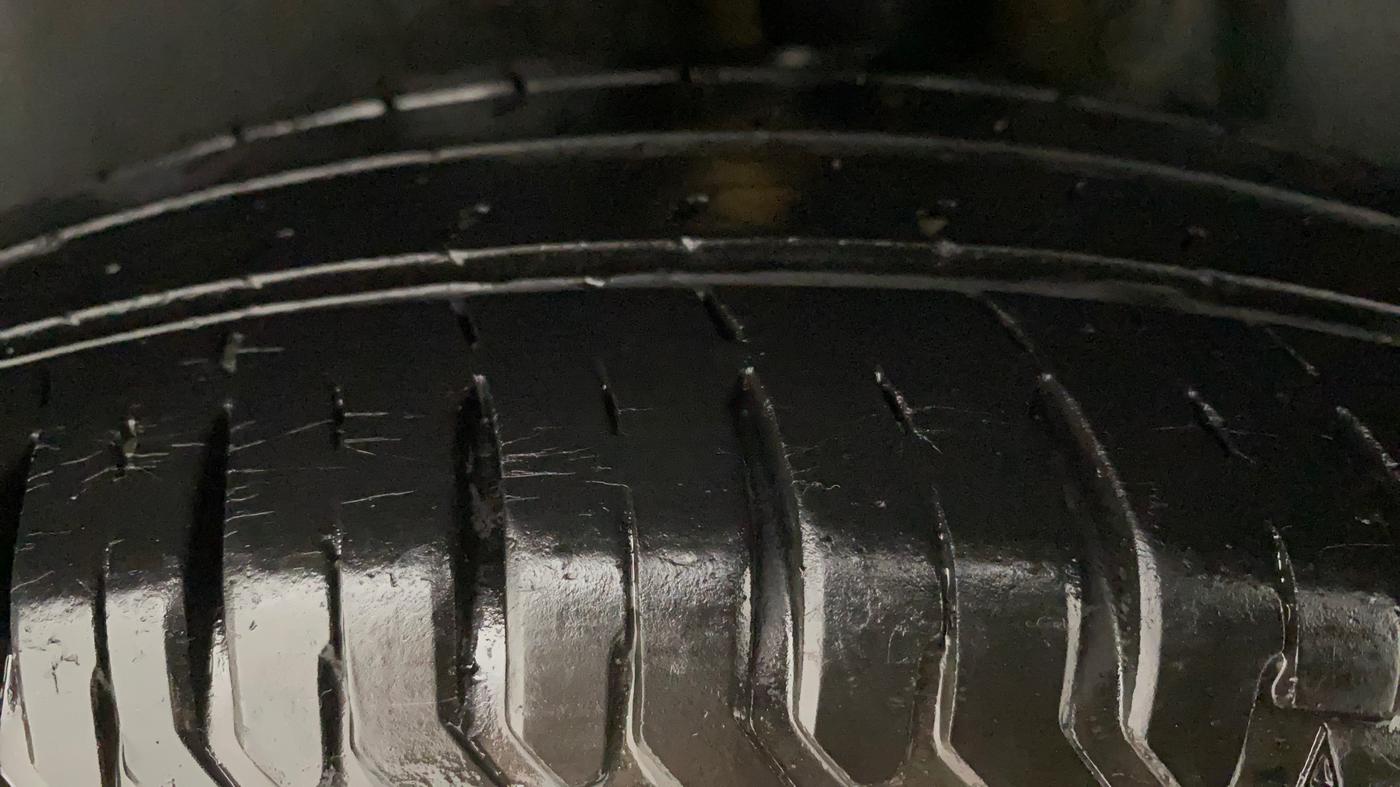 2013 Maruti Swift VXI, Petrol, Manual, 79,009 km, Left Rear Tyre Tread