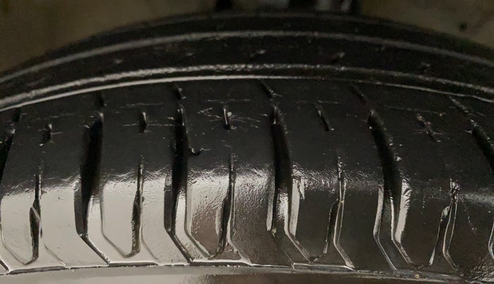 2013 Maruti Swift VXI, Petrol, Manual, 79,009 km, Right Front Tyre Tread