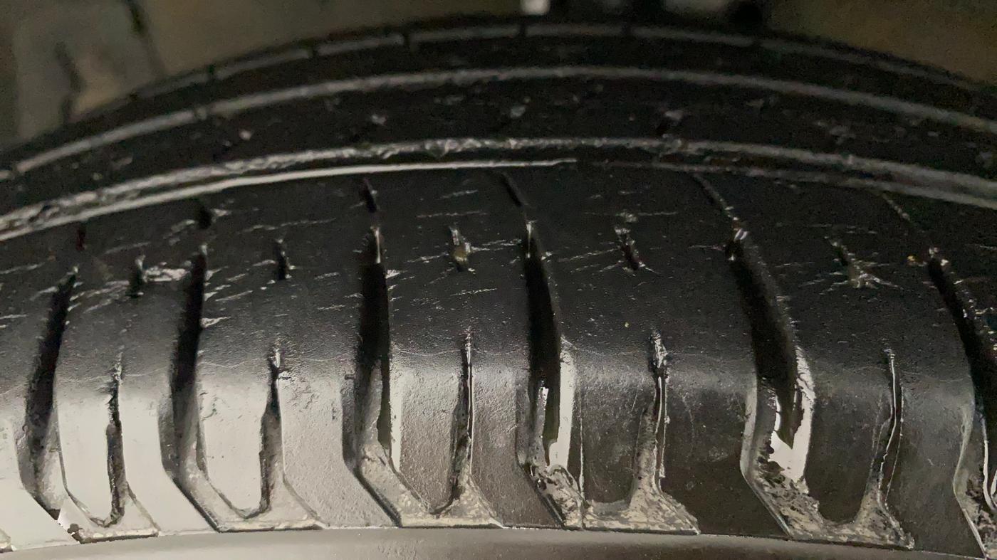 2013 Maruti Swift VXI, Petrol, Manual, 79,009 km, Left Front Tyre Tread