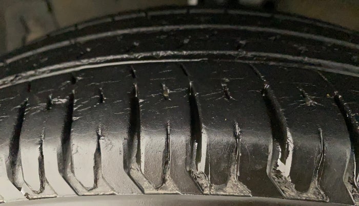 2013 Maruti Swift VXI, Petrol, Manual, 79,009 km, Left Front Tyre Tread
