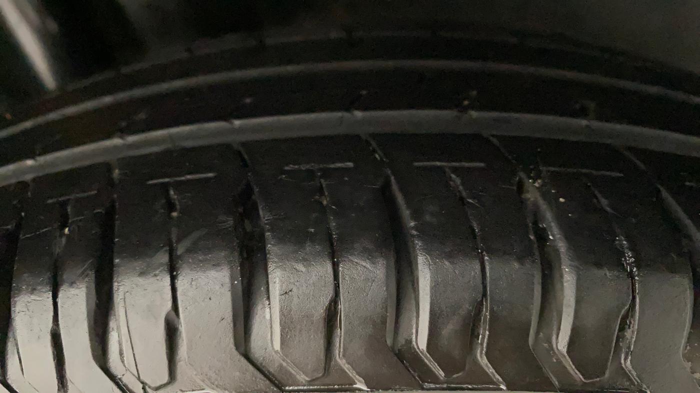 2013 Maruti Swift VXI, Petrol, Manual, 79,009 km, Right Rear Tyre Tread