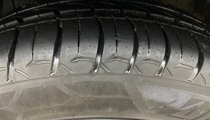 2017 Maruti Ciaz ALPHA 1.4 PETROL, Petrol, Manual, 67,189 km, Left Front Tyre Tread