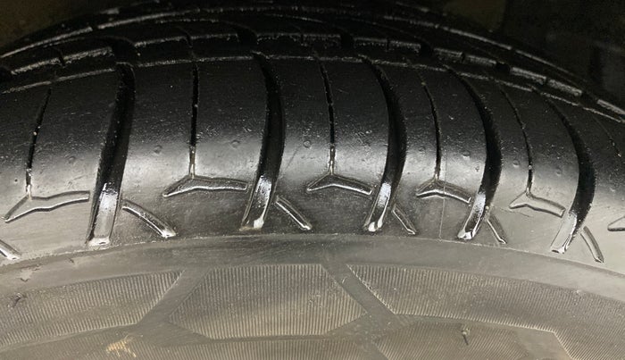 2017 Maruti Ciaz ALPHA 1.4 PETROL, Petrol, Manual, 67,189 km, Right Front Tyre Tread