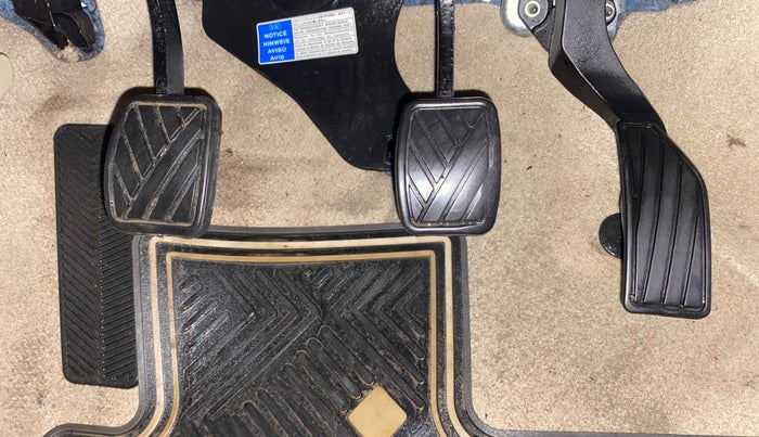 2017 Maruti Ciaz ALPHA 1.4 PETROL, Petrol, Manual, 67,189 km, Pedals