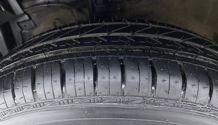 2015 Maruti Swift Dzire VDI, Diesel, Manual, 88,153 km, Left Front Tyre Tread