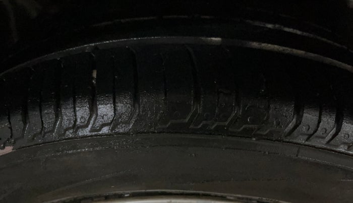 2017 Hyundai Elite i20 ASTA 1.2, CNG, Manual, 66,289 km, Right Rear Tyre Tread