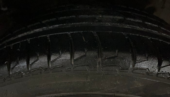 2017 Hyundai Elite i20 ASTA 1.2, CNG, Manual, 66,289 km, Right Front Tyre Tread