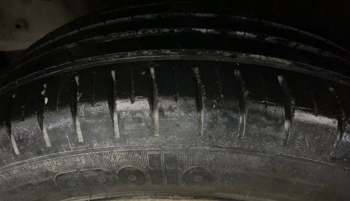 2017 Hyundai Elite i20 ASTA 1.2, CNG, Manual, 66,289 km, Left Front Tyre Tread