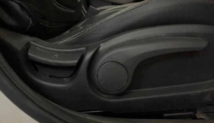 2017 Hyundai Elite i20 ASTA 1.2, CNG, Manual, 66,289 km, Driver Side Adjustment Panel