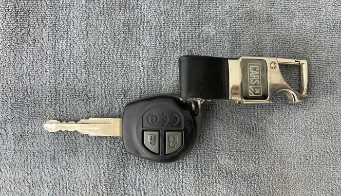2017 Maruti Dzire VDI, Diesel, Manual, 1,10,688 km, Key Close Up