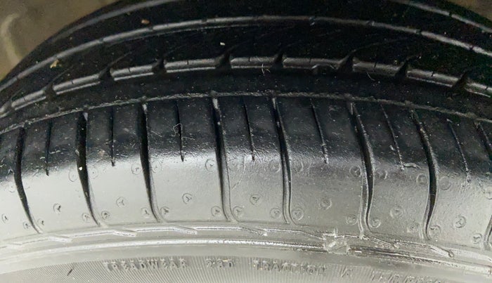 2017 Maruti Dzire VDI, Diesel, Manual, 1,10,688 km, Right Front Tyre Tread
