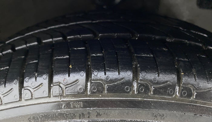 2016 Hyundai Eon SPORTZ, Petrol, Manual, 1,13,131 km, Right Front Tyre Tread