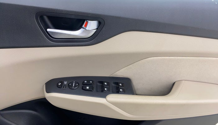 2017 Hyundai Verna 1.6 VTVT SX, Petrol, Manual, 55,098 km, Driver Side Door Panels Control