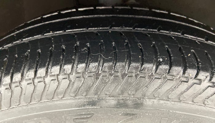 2013 Maruti Ritz VXI BS IV, Petrol, Manual, 87,160 km, Right Front Tyre Tread