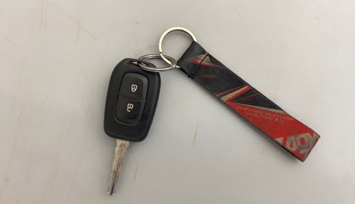 2022 Renault TRIBER RXT AMT, Petrol, Automatic, 45,118 km, Key Close Up