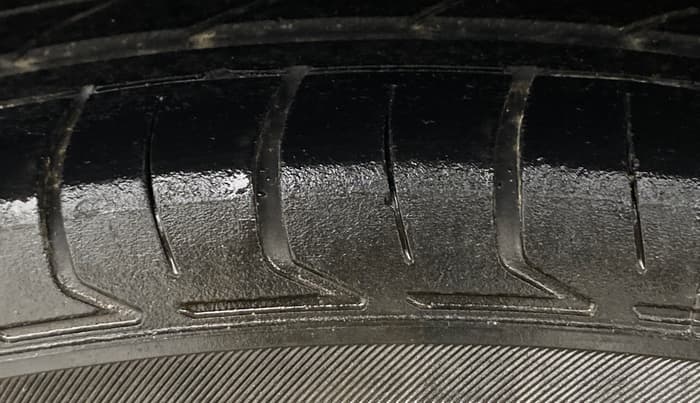 2014 Maruti Ritz VXI, Petrol, Manual, 94,816 km, Right Rear Tyre Tread
