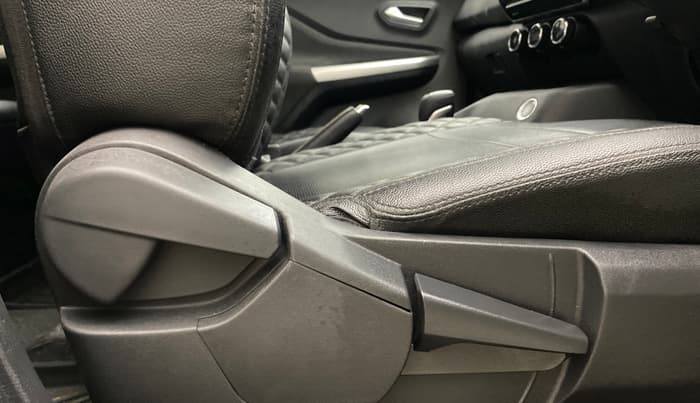 2022 Nissan MAGNITE XV PREMIUM TURBO (O) CVT DUAL TONE, Petrol, Automatic, 40,081 km, Driver Side Adjustment Panel