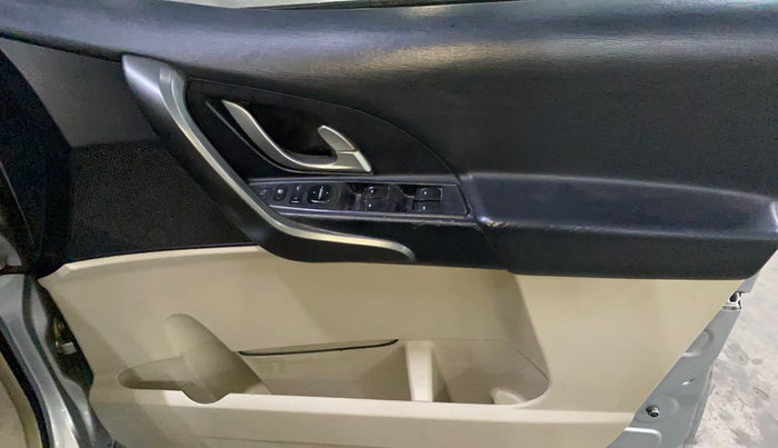 2016 Mahindra XUV500 W6, Diesel, Manual, 80,290 km, Driver Side Door Panels Control