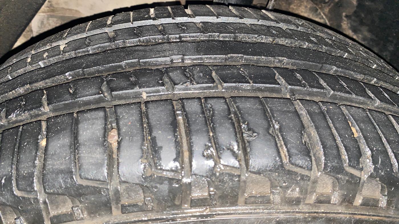 2016 Mahindra XUV500 W6, Diesel, Manual, 80,290 km, Left Front Tyre Tread