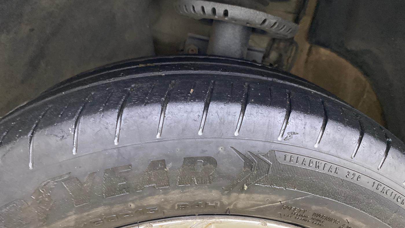 2017 Volkswagen Polo HIGHLINE1.2L, Petrol, Manual, 1,07,839 km, Left Front Tyre Tread