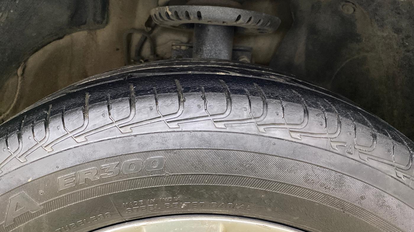 2017 Volkswagen Polo HIGHLINE1.2L, Petrol, Manual, 1,07,839 km, Right Front Tyre Tread