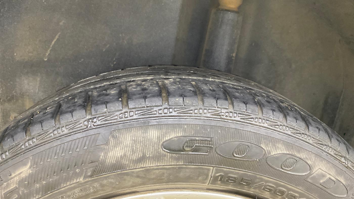 2017 Volkswagen Polo HIGHLINE1.2L, Petrol, Manual, 1,07,839 km, Left Rear Tyre Tread