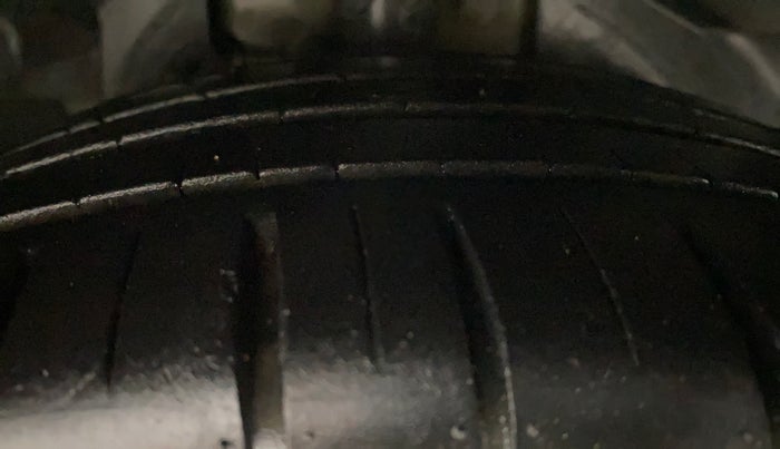 2021 Ford Figo Aspire TITANIUM PLUS 1.2 PETROL, Petrol, Manual, 91,897 km, Right Front Tyre Tread