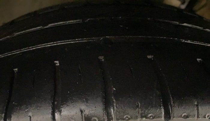 2013 Skoda Rapid AMBITION 1.6 TDI CR MT PLUS, Diesel, Manual, 1,04,812 km, Left Front Tyre Tread