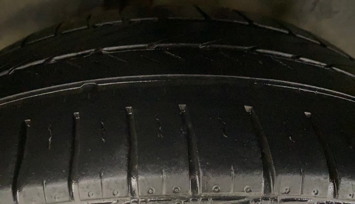 2013 Skoda Rapid AMBITION 1.6 TDI CR MT PLUS, Diesel, Manual, 1,04,812 km, Right Rear Tyre Tread