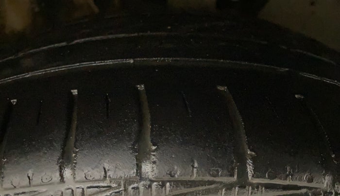 2013 Skoda Rapid AMBITION 1.6 TDI CR MT PLUS, Diesel, Manual, 1,04,812 km, Right Front Tyre Tread