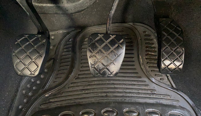 2013 Skoda Rapid AMBITION 1.6 TDI CR MT PLUS, Diesel, Manual, 1,04,812 km, Pedals