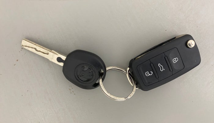 2013 Skoda Rapid AMBITION 1.6 TDI CR MT PLUS, Diesel, Manual, 1,04,812 km, Key Close Up