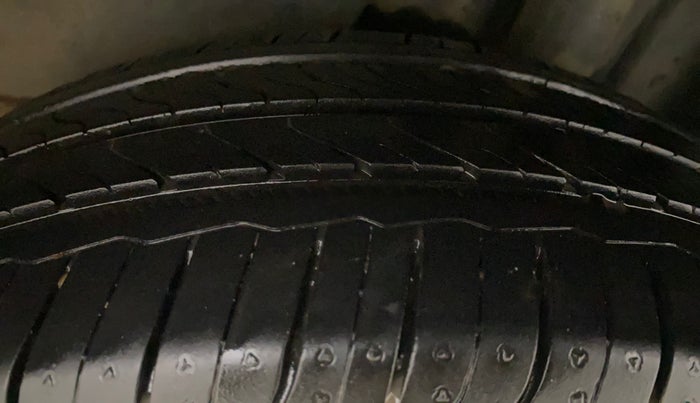 2013 Skoda Rapid AMBITION 1.6 TDI CR MT PLUS, Diesel, Manual, 1,04,812 km, Left Rear Tyre Tread