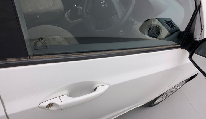 2017 Hyundai Xcent S 1.2, Petrol, Manual, 68,707 km, Driver-side door - Weather strip has minor damage