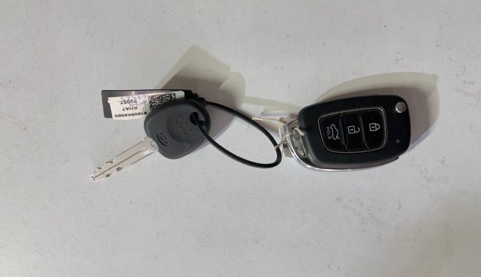 2020 Hyundai AURA S 1.2, Petrol, Manual, 30,759 km, Key Close Up