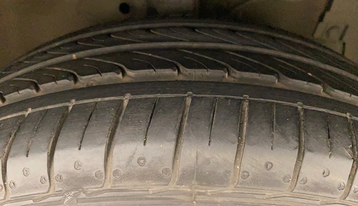 2014 Maruti Ertiga VXI ABS, Petrol, Manual, 45,741 km, Right Front Tyre Tread